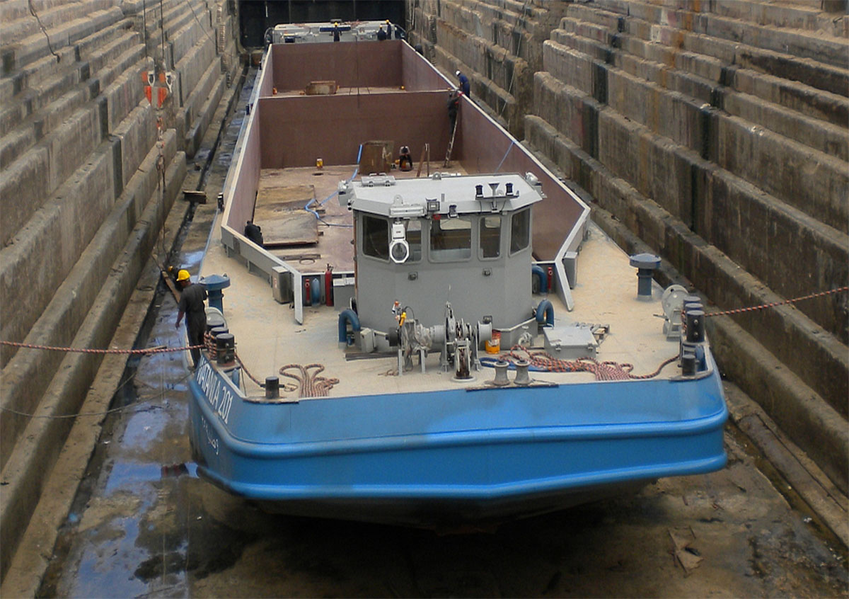 Self propelled barge